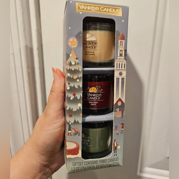 Yankee Candle Other - NWT Yankee Candle Festive Trio - Vanilla, Holiday Berry, Sage & Citrus